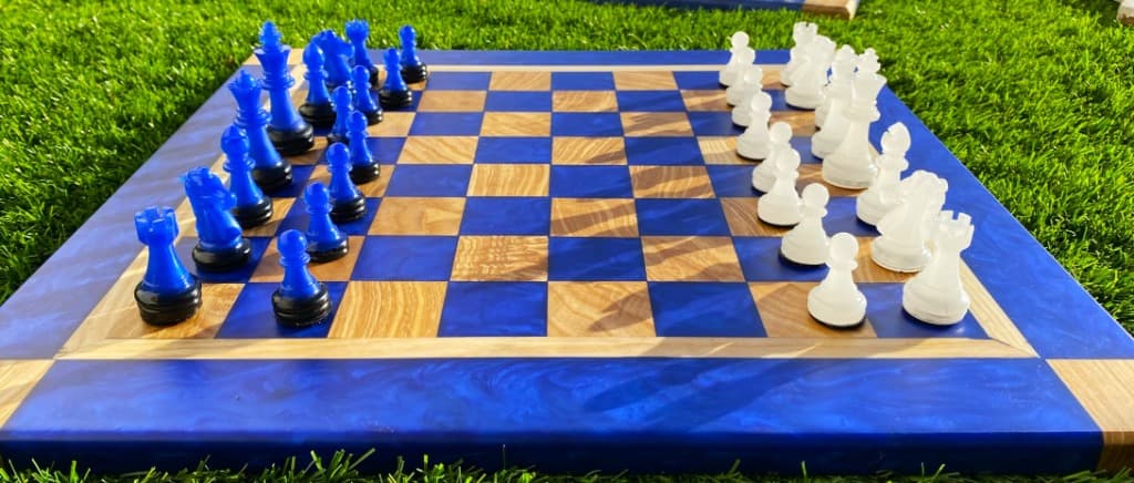 Tablero de ajedrez artesanal de resina azul zafiro y madera noble con piezas 100% de resina hechas a mano